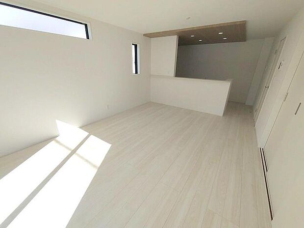 【リビング】明るく開放的な空間が広がる、キッチン・ダイニング・リビング。室内には豊かな陽光が注ぎ込み、爽やかな住空間を演出。ホームパーティーでもゲストと一緒に料理を楽しみながら楽しい時間を過ごせそう。