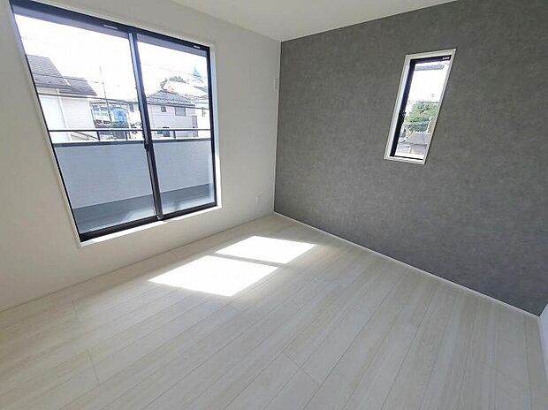 【リビング以外の居室】日当りの良さは写真でも充分に伝わるかと思いますが、開放感のある周囲にめぐまれたおかげで、風通しもとても良くなっております。ぜひ現地を見ていただき体感していただきたいポイントです。