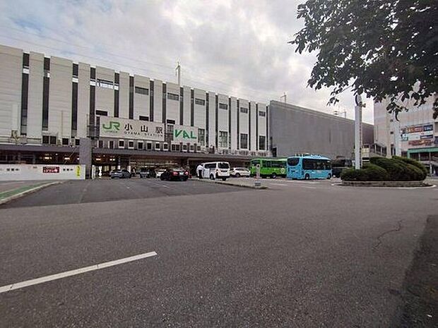 小山駅(約2,800m)