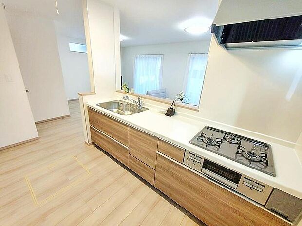 【キッチン】人気の対面式キッチン☆お食事の準備をしながらでもご家族とのコミュニケーションを楽しめます♪スライドタイプの収納を採用してますので、奥までしっかりと収納空間を利用できます。取り出しも簡単に♪