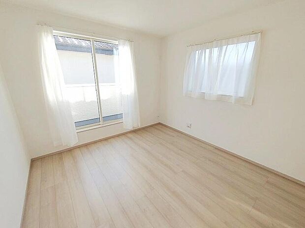 【リビング以外の居室】2面採光の洋室です。窓からの眺望もよくなり視界が広いので、部屋にいても飽きません、そしてもちろん大切なのは明るさと風通し、明るい日差しと心地よい風で自分のお部屋でくつろげる贅沢をご提供します。