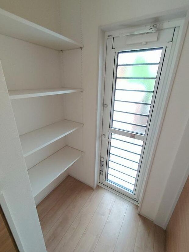 【収納】キッチン奥には憧れのパントリースペースを完備。もしもの災害に備えて、水や保存食の備蓄庫としても活躍してくれます。特売日に買いだめしておけば、お子様の急な「おなか減ったー!」にもいつでも対応できます。