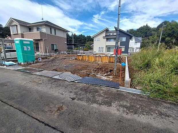 【前面道路含む現地写真】資料請求やご案内も即日対応いたします♪同じ施工例の物件見学や、完成イメージプレゼンテーションも承っております。どのような建物が建つか、間取りの広さは?など気になる点を一つ一つご説明させていただきます。