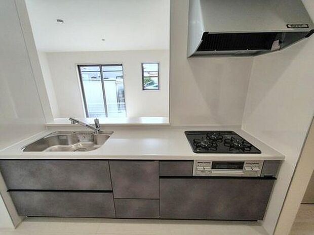 【キッチン】キッチンからリビングを見渡せますので、お料理やお片付け中もご家族のコミュニケーションをお取りいただけます。そしてキッチン自体も明るくなりますし、風も抜けますので衛生面で見ても安心いただける作りです。