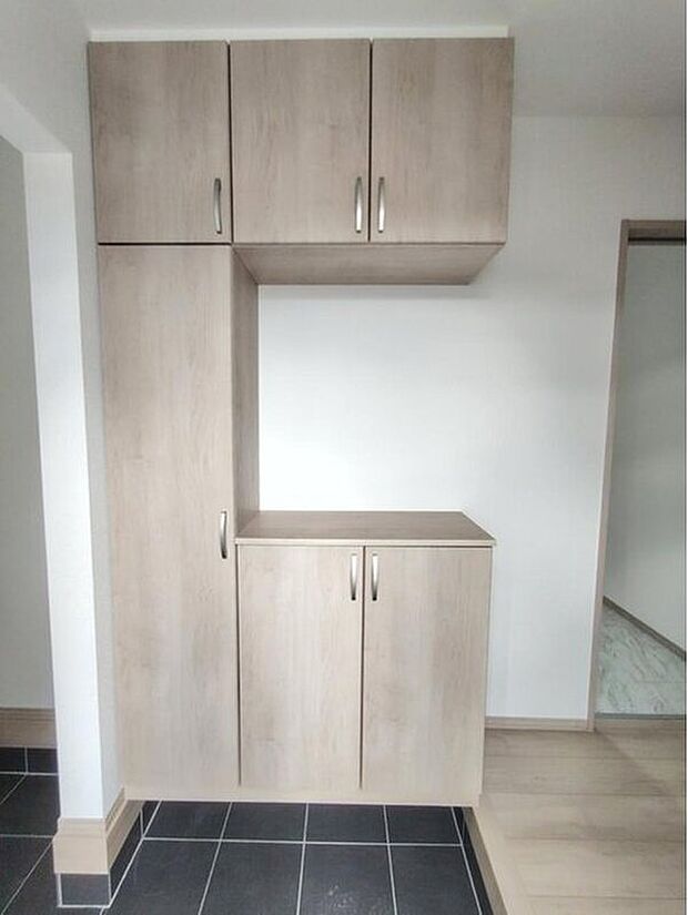 【玄関】天井までの高さがあるたっぷり玄関収納。可動棚で調整可能ですので、ロングブーツやトレッキング靴もすっぽり収まるようにカスタムできます。お子様の靴のサイズが大きくなっていっても安心の広々スペースです！