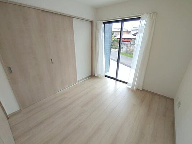 【リビング以外の居室】日当りの良さは写真でも充分に伝わるかと思いますが、開放感のある周囲にめぐまれたおかげで、風通しもとても良くなっております。ぜひ現地を見ていただき体感していただきたいポイントです。