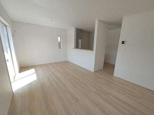 【リビング】広々としたリビングは南側に設けた掃き出し窓からたくさんの陽光を取り入れてくれます。家族が集まる空間ですからやはり明るさと、暖かさは大切です。広さがありますので家具の配置に悩まなくて済むのも良いです。