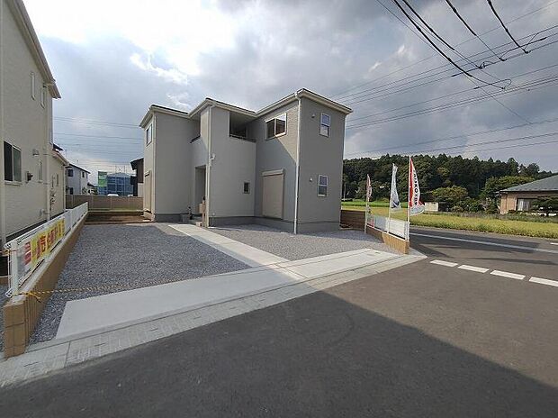 【前面道路含む現地写真】全体的に開放感があり、建物自体も開口部を多く設けておりますので、明るさと風通しの良さは自信をもってお勧めできます。両方とも建物の見栄えはもちろん、機能にも大きく影響いたしますので大切なポイントです。