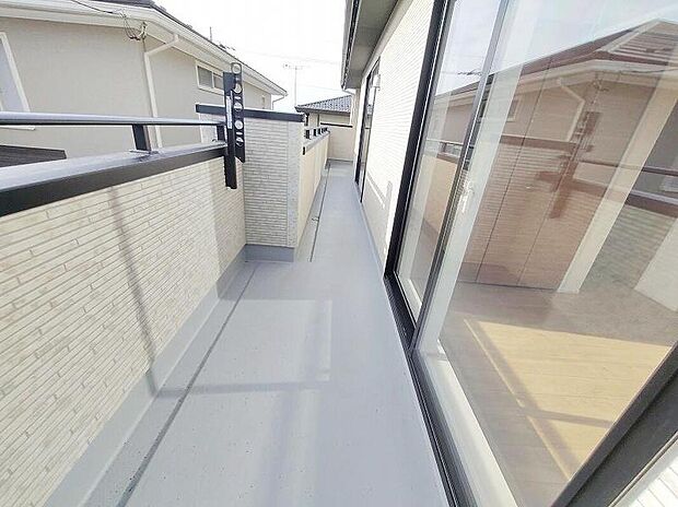 【バルコニー】この物件の魅力の一つです。南面にあるバルコニーはもちろん日当たり良好、だからこそ広くとり、洗濯物を干しやすくするとともに、日光浴にも遊び場にも使える空間を確保いたしました。