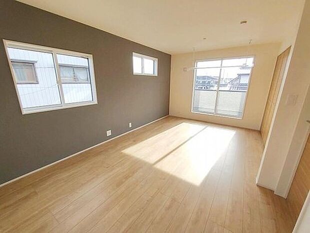 【リビング以外の居室】各居室に収納を完備しております。収納が豊富な住宅は居室空間がしっかりと使えるので暮らしやすさが断然に上がります。荷物をを気にすることなく家具の配置をお好み通りにできるのも大きな魅力です。