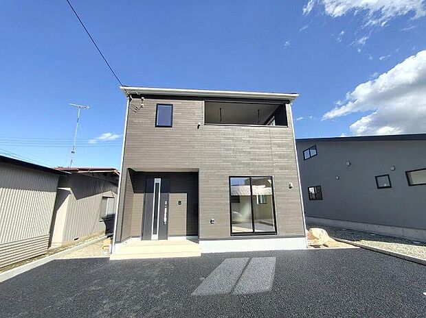 【現地外観写真】建物周囲全体に開口部を設けていますので、大変風通しの良い物件です。風通しの良さは、住んでいるときの気持ちよさだけでなく、湿気対策として建物の寿命にも関わる大切なポイントです。快適に長くお住まい下さい。