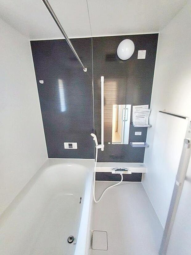 【浴室】一坪タイプのユニットバスは、足をしっかりと延ばして一日の疲れを癒すことが可能です。浴室暖房乾燥機も完備しておりますので、カビの心配が無いのはもちろん、雨の日のお洗濯物はお風呂で乾かせます。