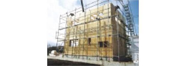 【耐震性能】国が定める最高強度である「壁倍率5.0」の性能がある耐力壁（国土交通大臣認定取得）を偏りのないようにバランス良く配置、重さに耐える横架材を選択。さらに2階の床・屋根などを固定することで、高い耐震性を実現しました。また床材の下地合板に暑さ24ｍｍの合板を使用。壁と合わせて強い耐震性能を維持しております。