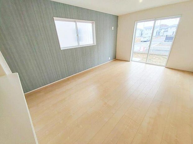 【リビング】広々としたリビングは南側に設けた掃き出し窓からたくさんの陽光を取り入れてくれます。家族が集まる空間ですからやはり明るさと、暖かさは大切です。広さがありますので家具の配置に悩まなくて済むのも良いです。