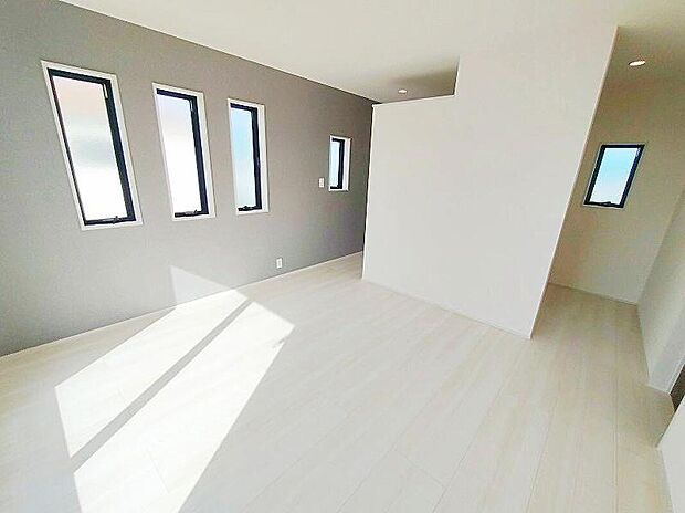 【リビング以外の居室】各居室に収納を完備しております。収納が豊富な住宅は居室空間がしっかりと使えるので暮らしやすさが断然に上がります。荷物をを気にすることなく家具の配置をお好み通りにできるのも大きな魅力です。