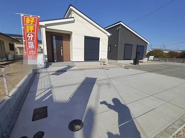 【現地外観写真】一戸建てのメリットは土地を自由に使えること！お庭でご家族や友人を招いてBBQや水遊びを思う存分楽しめます☆空いたスペースで花や緑で彩るガーデニングもオススメ。リビングからの景観が華やかに♪