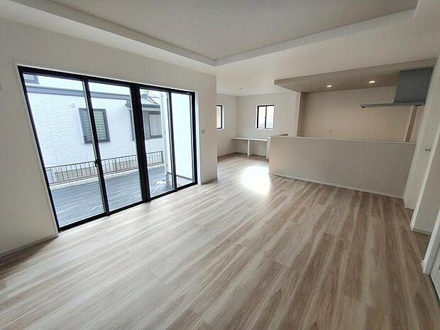 【リビング】明るく開放的な空間が広がる、キッチン・ダイニング・リビング。室内には豊かな陽光が注ぎ込み、爽やかな住空間を演出。ホームパーティーでもゲストと一緒に料理を楽しみながら楽しい時間を過ごせそう。