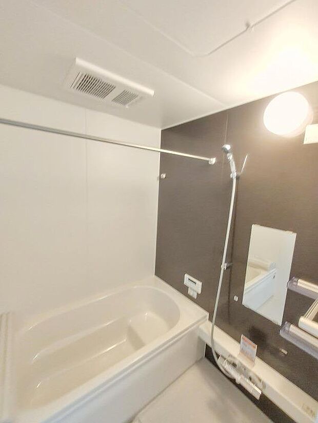 【浴室】一坪タイプのユニットバスは、足をしっかりと延ばして一日の疲れを癒すことが可能です。浴室暖房乾燥機も完備しておりますので、カビの心配が無いのはもちろん、雨の日のお洗濯物はお風呂で乾かせます。