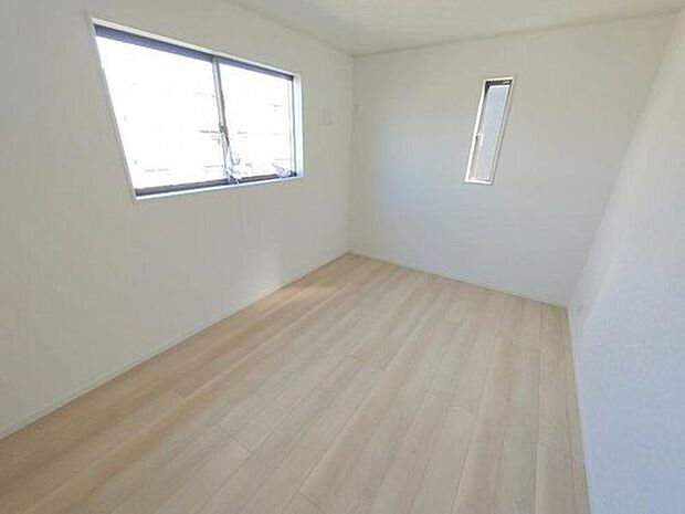 【リビング以外の居室】全居室2面採光です。光を取り入れやすのはもちろんですが、建物全体の窓の数も増えておりますので、換気性能に優れた物件です。窓を開ければ家中を気持ちの良い風が通り抜け、いつもさわやかなお住まいとなります。