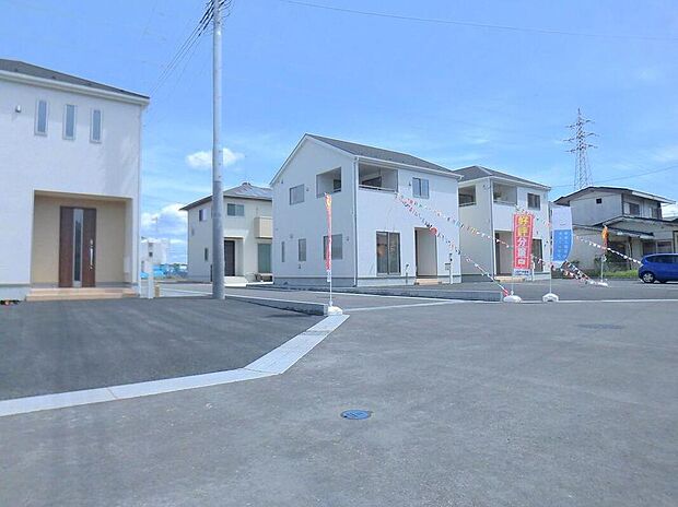 【類似外観同仕様】類似外観同仕様の物件になります。扉や窓の開口部の位置やデザインが異なります。建物のプレゼンテーションやモデルハウスのご案内も行っているので、お気軽にお問い合わせください。