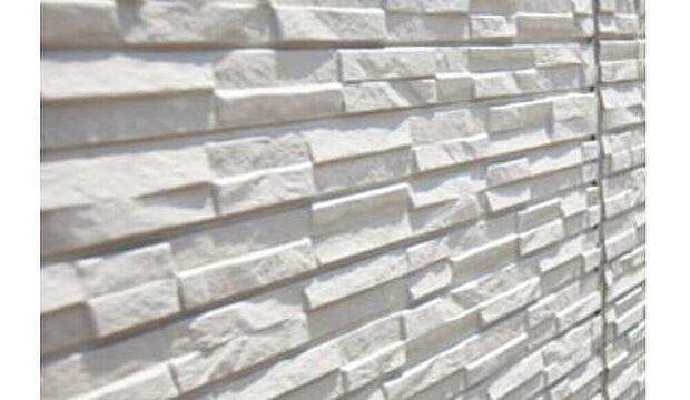 【外壁】外壁仕上げ材は窯業系サイディング。裏面に付着した汚れが、雨水によって流れ落ちやすい「防汚機能付きサイディング」を採用。外壁の美しさが長持ちします。また、サイディングの裏側に通気層を設けた「通気工法」を採用し、効率よく壁内の湿気を取り除き、家を長持ちさせる工夫もされています。屋根材と同様に軽くて火災にも強いので、地震時の建物への負担を軽減します。