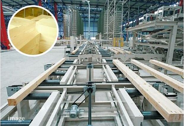 【高品質】プレカット材は、CADシステムで構造計算して設計されたデータを基にコンピュータ制御で加工された構造材です。
従来の建築現場で木材を加工していた方法に比べ、職人等の技量や気象条件等の不安定要素に左右されることなく、均一な部材を安定して調達できます。精度・強度の高い、高品質なプレカット材をしようしているからこそ地震に強く安全な家になります。