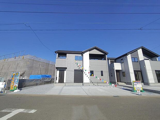 【前面道路含む現地写真】堂々完成いたしました。敷地の間口が広く建物も大きいので、まさしく堂々建っているという印象を受ける新築が完成いたしました。お客様の大切なお城として自慢していただける一軒です。