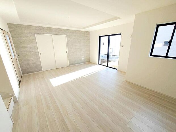 【リビング】広々としたリビングは南側に設けた掃き出し窓からたくさんの陽光を取り入れてくれます。家族が集まる空間ですからやはり明るさと、暖かさは大切です。広さがありますので家具の配置に悩まなくて済むのも良いです。