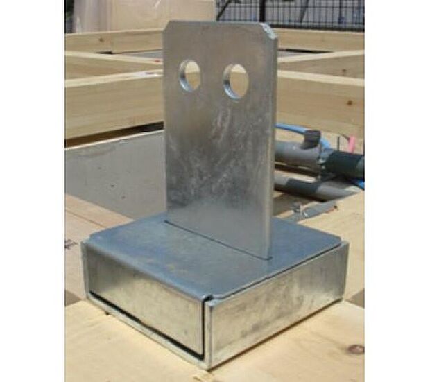 【構造・工法・仕様】一般的に非常に高い性能を持つとされる、「ホールダウン金物（HD20）」の約2倍の強度を持つオリジナル金具「TロックII」により、柱抜けを防ぎ、柱の接合部を強固に固定しました。台風などの強風に耐える、頑強な構造を確保しました。