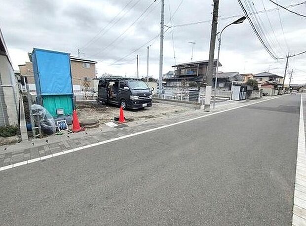 【前面道路含む現地写真】資料請求やご案内も即日対応いたします♪同じ施工例の物件見学や、完成イメージプレゼンテーションも承っております。どのような建物が建つか、間取りの広さは?など気になる点を一つ一つご説明させていただきます。