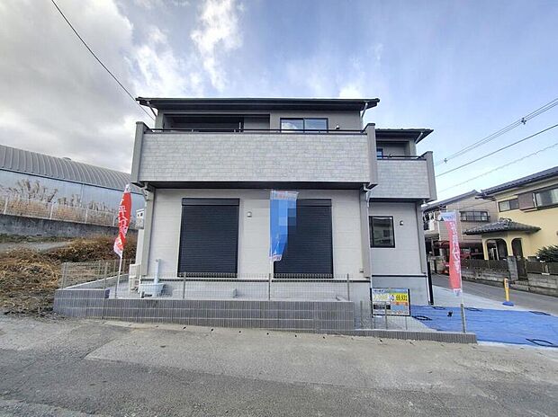 【その他】【類似外観同仕様】類似外観同仕様の物件になります。扉や窓の開口部の位置やデザインが異なります。建物の詳細図面などもございます、仕様の細かなご説明もさせていただきます。