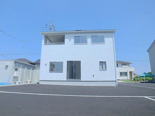 【類似外観同仕様】類似外観同仕様の物件になります。
ウォークインクローゼット、各居室に収納あり。
充実の収納で、お部屋が片付き快適な暮らしが送れます!