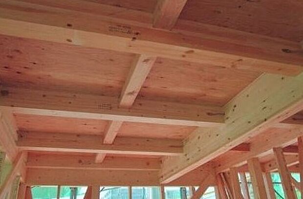 【剛床工法】一建設の住まいでは、1階と2階の床に「剛床工法」を選びました。これは構造用面材を土台と梁に直接留めつける工法で、床をひとつの面として家全体を一体化することで、横からの力にも非常に強い構造となります。家屋のねじれを防止し、耐震性に優れた効果を発揮します。