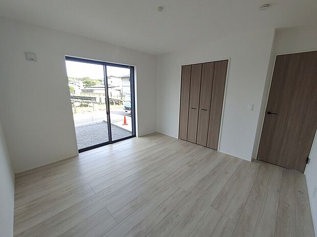 【その他居室】全居室2面採光です。光を取り入れやすのはもちろんですが、建物全体の窓の数も増えておりますので、換気性能に優れた物件です。窓を開ければ家中を気持ちの良い風が通り抜けます。