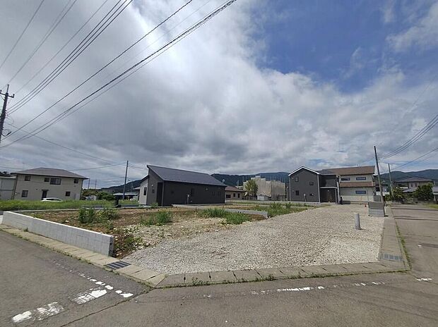 【前面道路含む現地写真】資料請求やご案内も即日対応いたします♪同じ施工例の物件見学や、完成イメージプレゼンテーションも承っております。どのような建物が建つか、間取りの広さは？など気になる点を一つ一つご説明させていただきます。