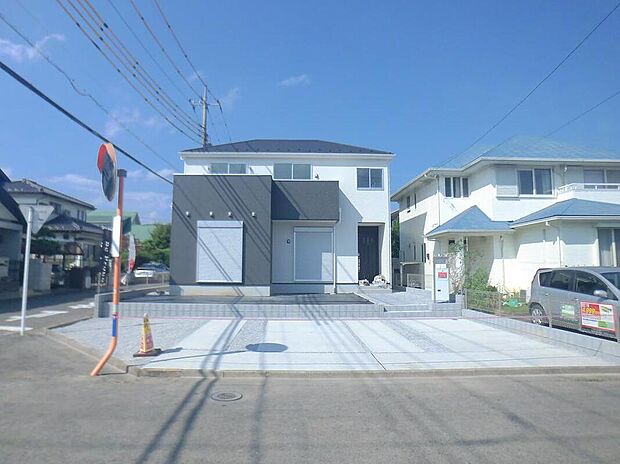 【【類似外観同仕様】】類似外観同仕様の物件になります。扉や窓の開口部の位置やデザインが異なります。建物のプレゼンテーションやモデルハウスのご案内も行っているので、お気軽にお問い合わせください。
