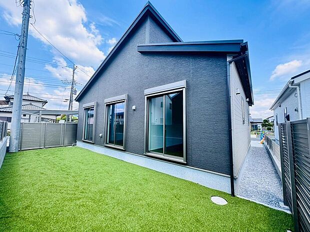 【類似外観同仕様】類似外観同仕様の物件になります。
建物周囲全体に開口部を設けていますので、大変風通しの良い物件です。住んでいるときの気持ちよさだけでなく、湿気対策として建物の寿命にも関わる大切なポイントです。