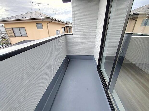 【バルコニー】南面に面したバルコニーはもちろん日当たり良好です。お洗濯物を干していただく際にも楽にできるように奥行きを広くお取りいたしました。明るく、暖かなゆとりあるスペースで快適に家事を行っていただけます。