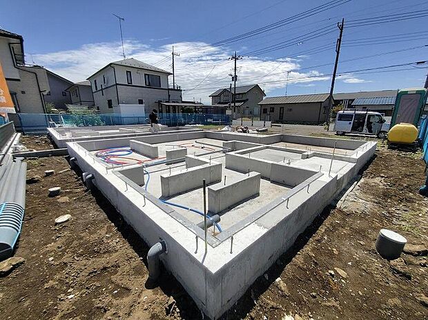 【現地外観写真】一戸建ての大きなメリットは、「自分の土地」を自由に使えること。好きなペットが飼えるほか、ガーデニングやDIY、車やバイクの手入れなど様々な趣味を楽しめます♪