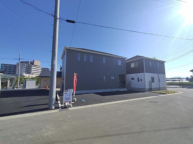 【類似外観同仕様】類似外観同仕様の物件になります。扉や窓の開口部の位置やデザインが異なります。建物のプレゼンテーションやモデルハウスのご案内も行っているので、お気軽にお問い合わせください。