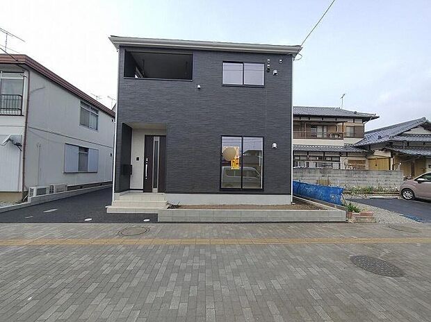 【類似外観同仕様】類似外観同仕様の物件になります。扉や窓の開口部の位置やデザインが異なります。飯田グループホールディングス唯一の販売専門会社の社員が対応させていただきます。