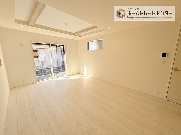 広々としたリビングは南側に設けた掃き出し窓からたくさんの陽光を取り入れてくれます。家族が集まる空間ですからやはり明るさと、暖かさは大切です。広さがありますので家具の配置に悩まなくて済むのも良いです。