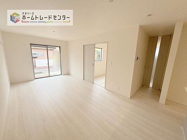 広々としたリビングは南側に設けた掃き出し窓からたくさんの陽光を取り入れてくれます。家族が集まる空間ですからやはり明るさと、暖かさは大切です。広さがありますので家具の配置に悩まなくて済むのも良いです。