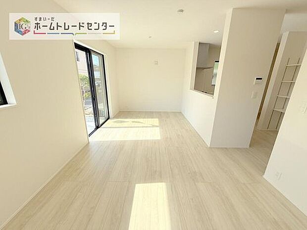 キッチンからリビングを見渡せますので、お料理やお片付け中もご家族とコミュニケーションをお取りいただけます。そしてキッチン自体も明るくなりますし、風も抜けますので衛生面で見ても安心いただける作りです。