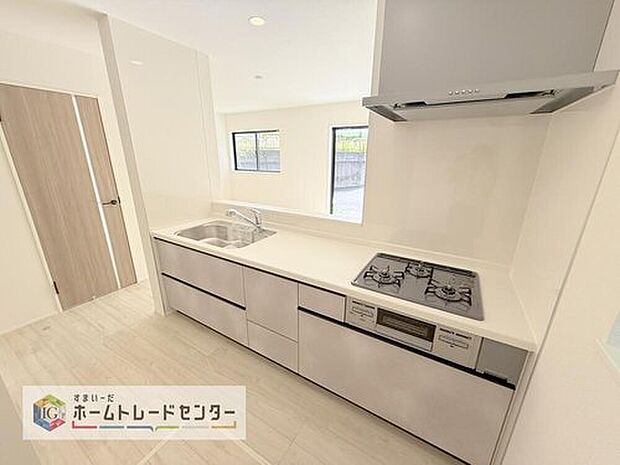 キッチンスペースは家族で作業が出来るよう広めにとりました。みんなで楽しくお料理をすれば、より美味しい食事が創れそうです。そしてお料理好きなお子様が育つかも、もちろん片付けもみんなでできます。