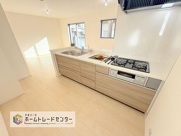 人気の対面式キッチン☆お食事の準備をしながらでもご家族とのコミュニケーションを楽しめます♪スライドタイプの収納を採用してますので、奥までしっかりと収納空間を利用できます。取り出しも簡単に♪