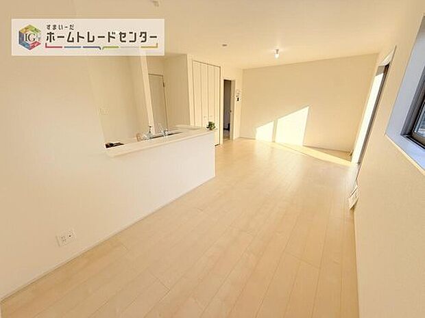 対面キッチン前の空間を広めにとっておりますので、ダイニングテーブルを置いてご家族皆様で食卓を囲ってもらっても充分なスペースがございます。家族で楽しいお食事のお時間をお過ごしください。