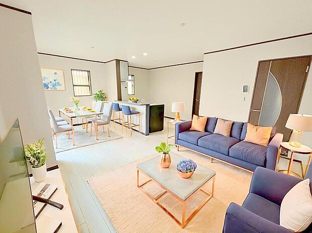 現況の物件写真に、CG による画像処理を行っています。家具、家電、照明器具、小物、カーテン、その他のイメージはCG です。