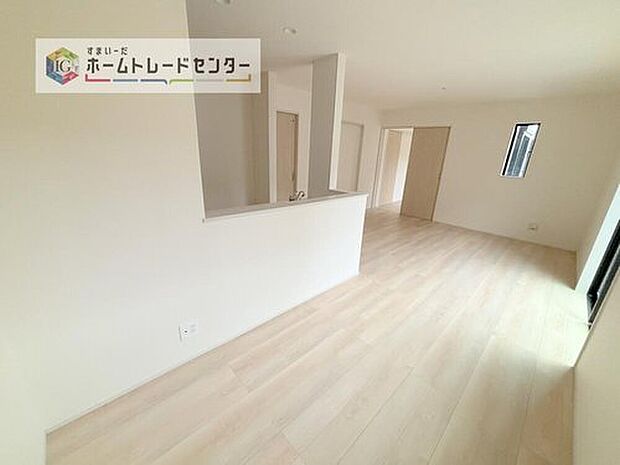 対面キッチン前の空間を広めにとっておりますので、ダイニングテーブルを置いてご家族皆様で食卓を囲ってもらっても充分なスペースがございます。家族で楽しいお食事のお時間をお過ごしください。