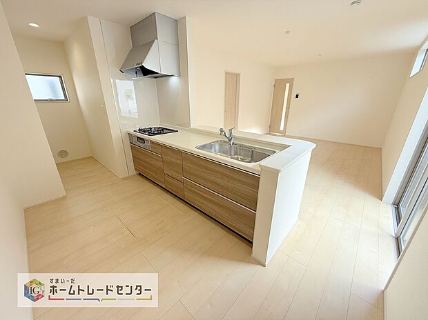 キッチンの横には大きなパントリーを設けました。そのまま食材の保管庫としてお使い頂いても良いですし、1階は何かと物が多くなるので、お掃除道具やお子様のおもちゃ収納にお使い頂いても良いかと思います。